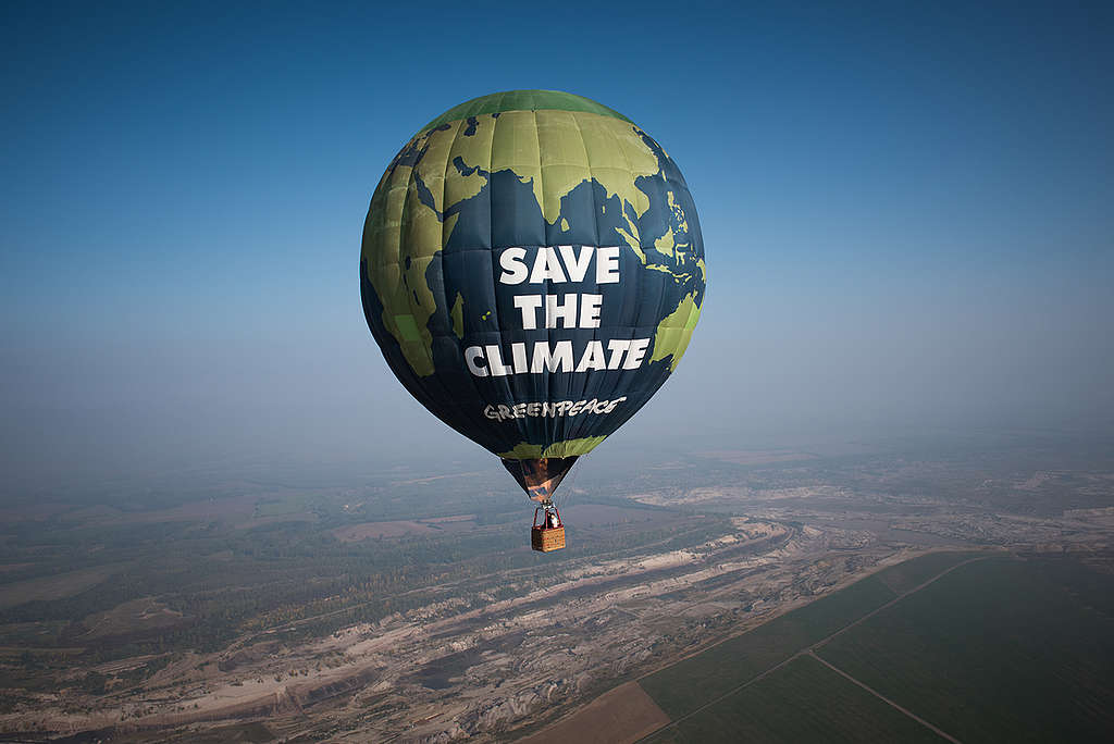 A Greenpeace léggömbje a deubeni szénerőmű felett.