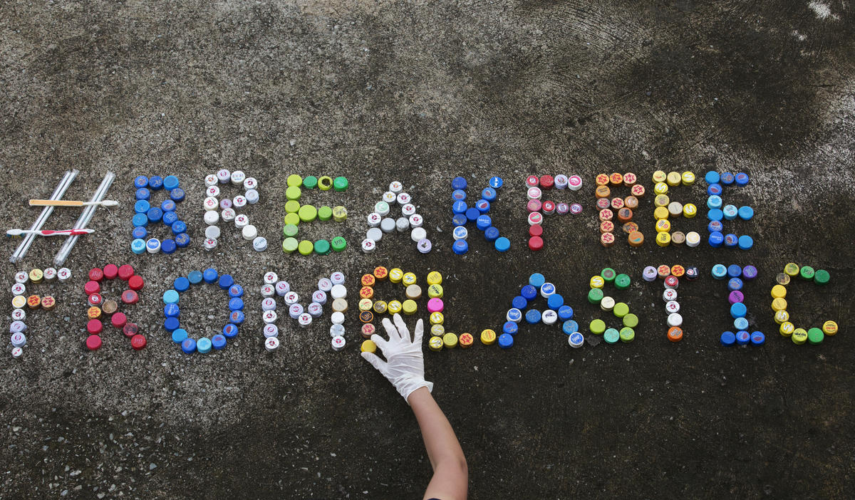 Plastics Brand Audit at Wonnapa Beach in Chonburi. © Chanklang Kanthong / Greenpeace