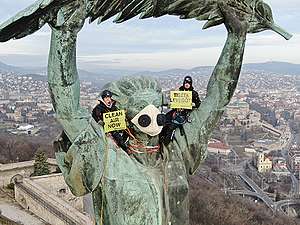 Greenpeace-aktivisták a budapesti Szabadság-szobor tetején
