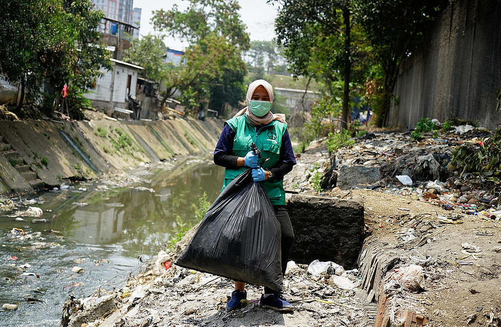 Brand Audit at Ciakpundung River, Bandung. © Djuli Pamungkas / Greenpeace