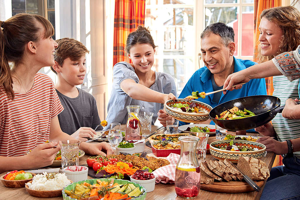 Family Eating Vegetarian Food at Home in Vienna. © Mitja  Kobal / Greenpeace