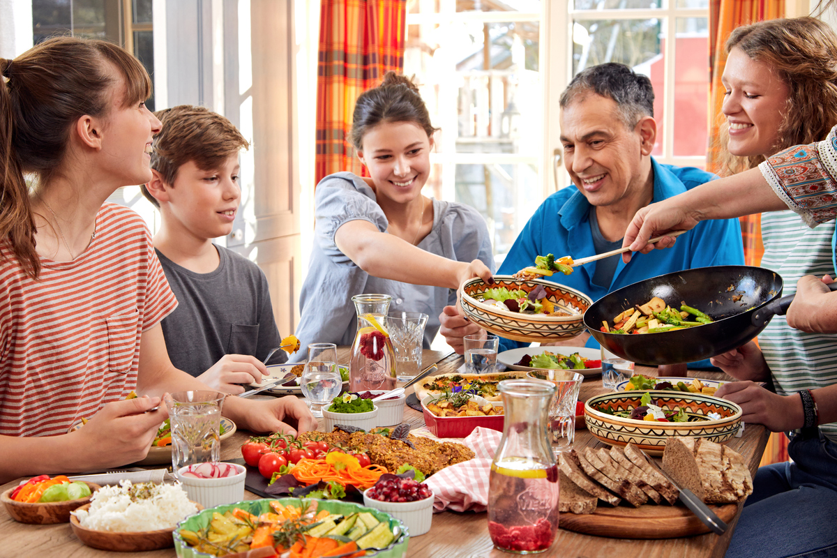 Family Eating Vegetarian Food at Home in Vienna. © Mitja  Kobal / Greenpeace
