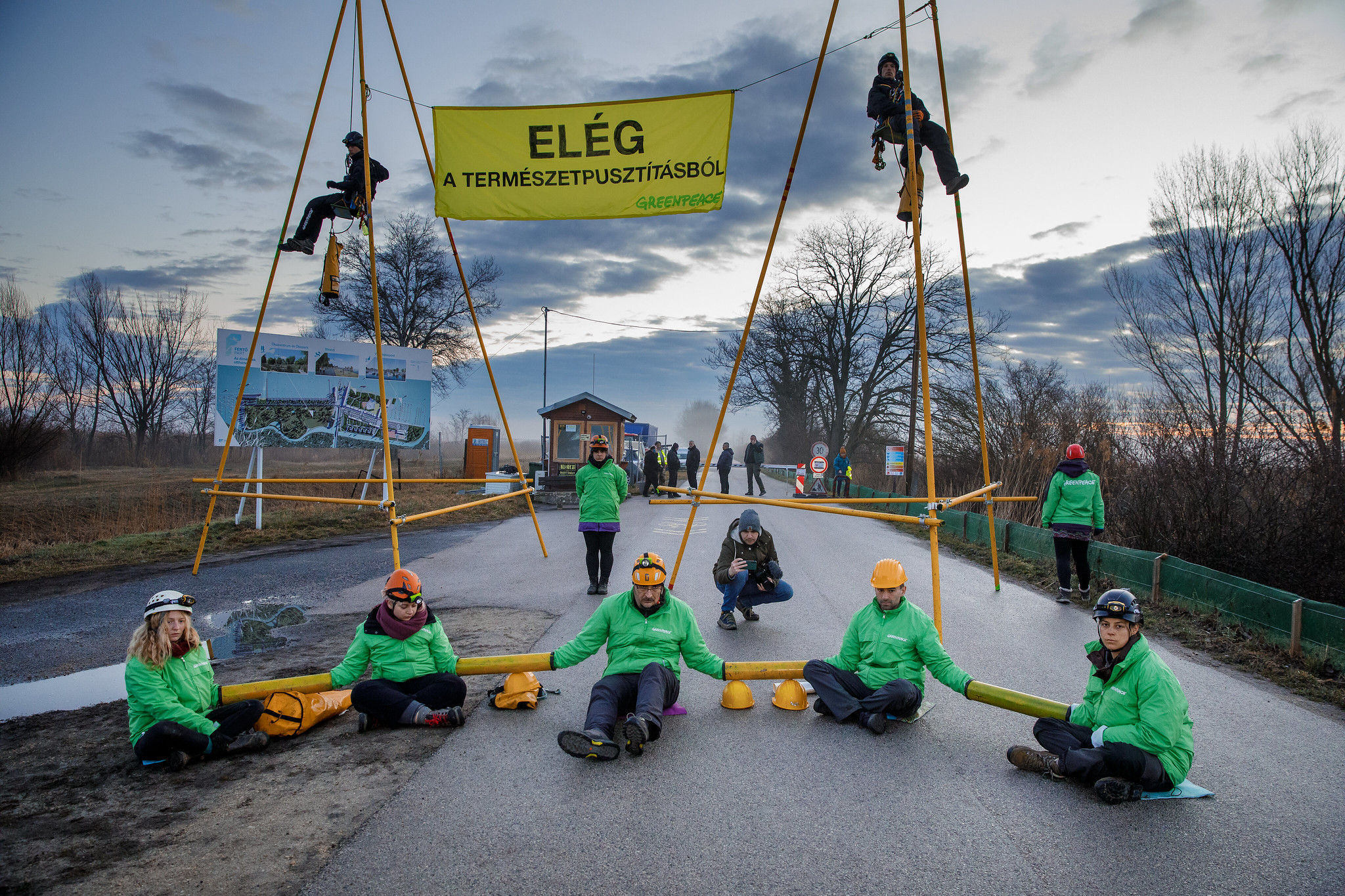 Greenpeace tiltakozás a Fertőnél