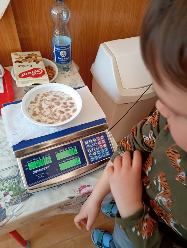 Menzazöldítés − az ovisok is lelkesen mérték az ételmaradékot Menzazöldítés − az ovisok is lelkesen mérték az ételmaradékot