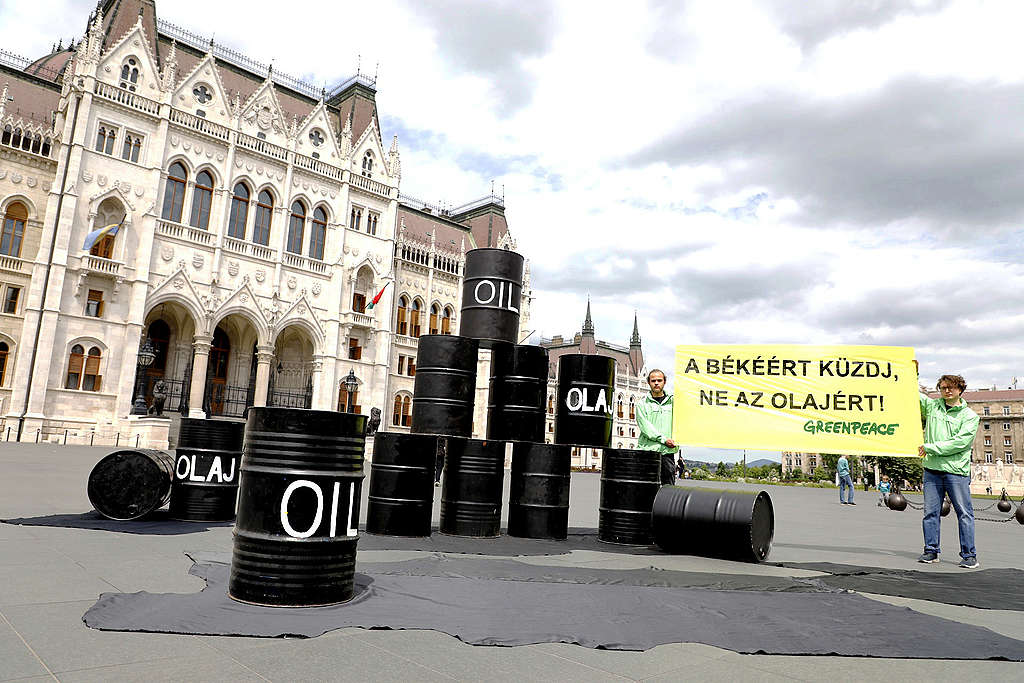Greenpeace demonstráció 2022 március 30-án.