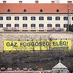 Gáz, függőség: elég! Orbán erkélyénél üzent a Greenpeace a kormánynak