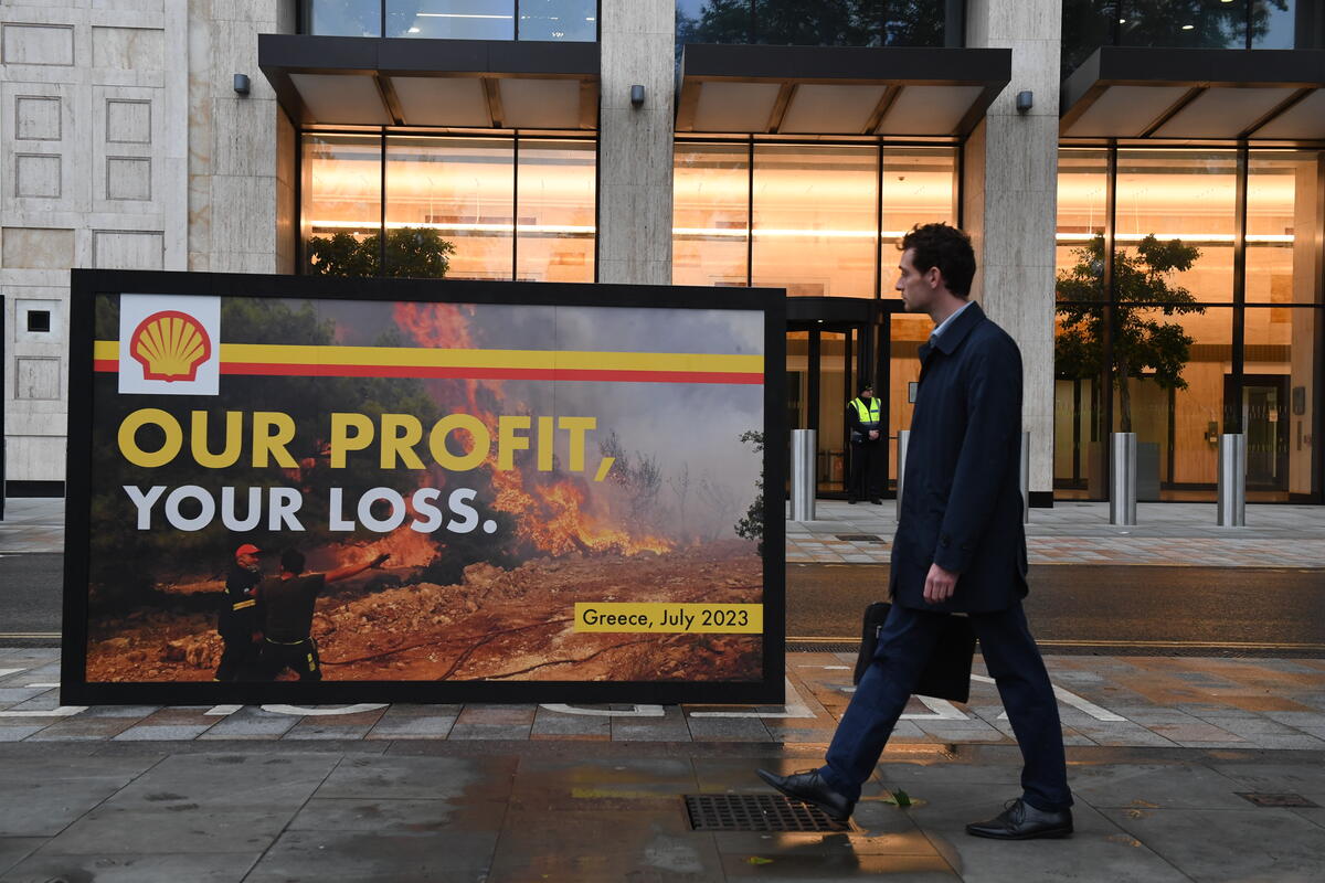 A Greenpeace tüntetői egy óriás óriásplakátot állítanak fel a Shell főhadiszállása előtt, amelyen azzal vádolják őket, hogy elősegítik az éghajlatváltozást, és ezért bűnrészesek a múlt heti pusztító dél-európai erdőtüzekben, miközben a vállalat milliárdos nyereséget jelentett be az elmúlt három hónapról. Az óriásplakáton, amelyen egy görög tűzoltó képe látható, aki a múlt héten Athén közelében pusztító erdőtűz megfékezéséért küzd, a Shell logója és a "Miénk a profit, a ti veszteségetek" szlogen szerepel, felhívva a figyelmet arra, hogy az olaj- és gázipar felelős az éghajlati válság által gerjesztett szélsőséges időjárásért, amelyet az emberek világszerte példátlan mértékben tapasztalnak. A Greenpeace tüntetői egy óriás óriásplakátot állítanak fel a Shell főhadiszállása előtt, amelyen azzal vádolják őket, hogy elősegítik az éghajlatváltozást, és ezért bűnrészesek a múlt heti pusztító dél-európai erdőtüzekben, miközben a vállalat milliárdos nyereséget jelentett be az elmúlt három hónapról. Az óriásplakáton, amelyen egy görög tűzoltó képe látható, aki a múlt héten Athén közelében pusztító erdőtűz megfékezéséért küzd, a Shell logója és a "Miénk a profit, a ti veszteségetek" szlogen szerepel, felhívva a figyelmet arra, hogy az olaj- és gázipar felelős az éghajlati válság által gerjesztett szélsőséges időjárásért, amelyet az emberek világszerte példátlan mértékben tapasztalnak.