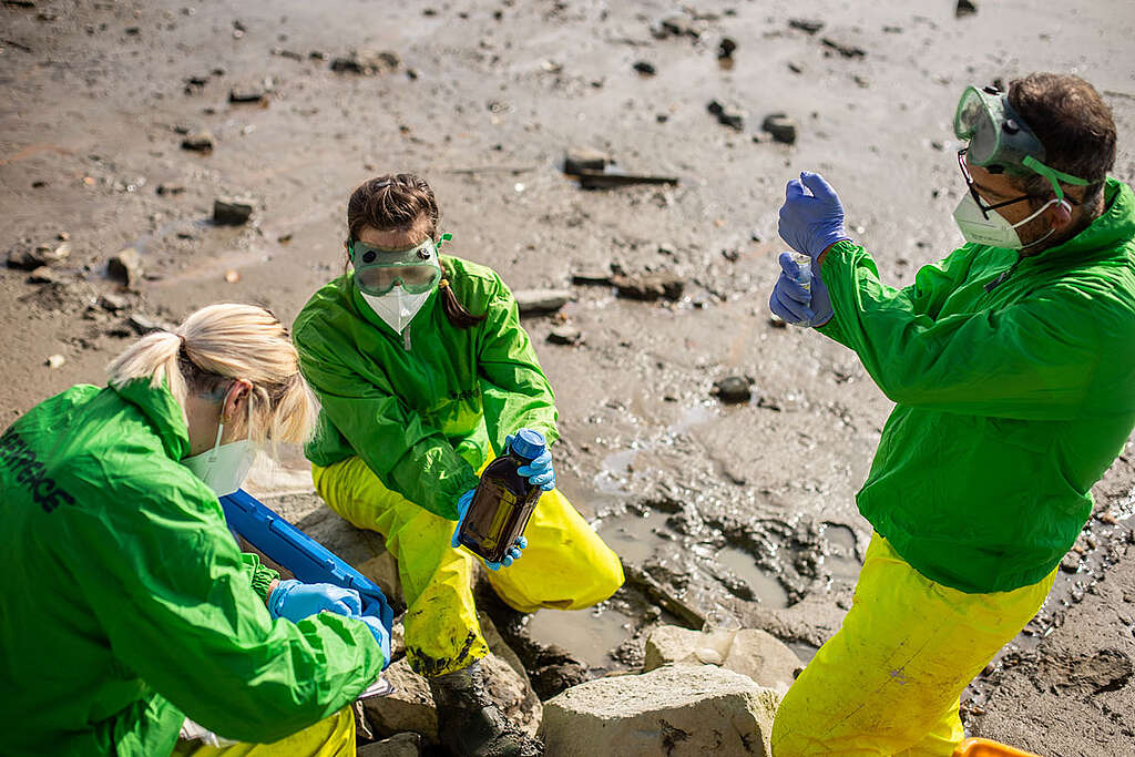 A Duna szennyezése ellen tiltakozott a Greenpeace az Óbudai Gázgyárnál A Duna szennyezése ellen tiltakozott a Greenpeace az Óbudai Gázgyárnál