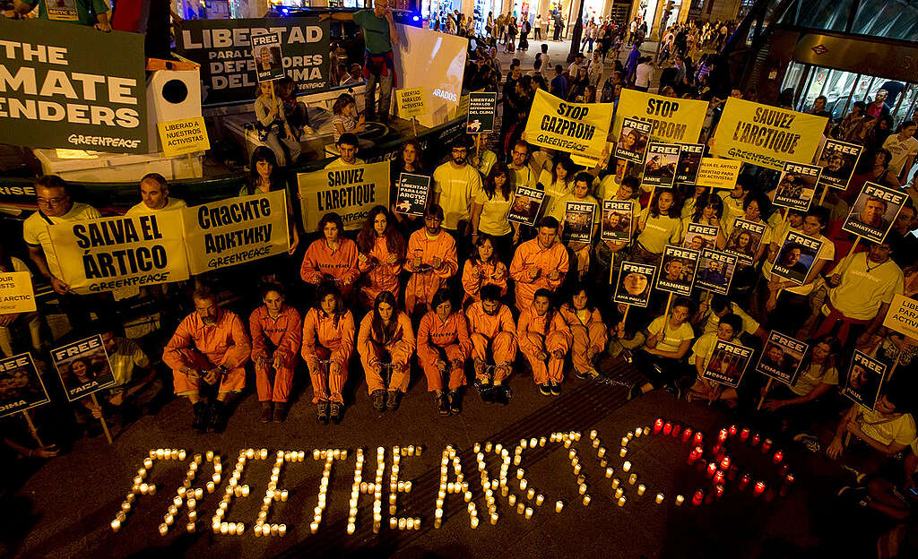 A Greenpeace támogatói tüntetnek Madridban 2013-ban. Azt követelik, hogy bocsássák szabadon az Arctic 30 (sarkvidéki harmincak) néven ismertté váló csoport tagjait, akiket az orosz hatóságok vettek őrizetbe, miután a Greenpeace Arctic Sunrise nevű hajóján utazva Oroszország északi partjainál tiltakoztak a sarkvidéki olajkitermelés ellen.
 © Jose Luis Roca / Greenpeace