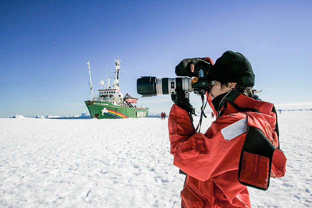 Kate Davison, a Greenpeace fotósa, amint az Arctic Sunrise az antarktiszi jégpáncél mellett pihen. Az Arctic Sunrise a „Defending Our Oceans Tour” (Óceánjaink védelme) elnevezésű túra részeként a Déli-óceánon tartózkodik, hogy dokumentálja és megzavarja a bálnavadászat folytatását a Déli-óceáni Bálnavédelmi Területen. A Greenpeace minden rendelkezésre álló békés eszközt felhasznál, hogy a vadászatnak mielőbb véget vessen, és hogy ez legyen az utolsó alkalom, amikor a bálnavadászok behatolnak a szentélybe.