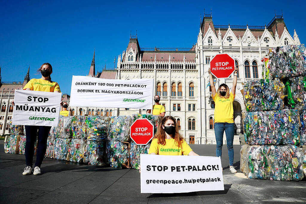 30 Bales of Plastic Bottles at the Hungarian Parliament in Budapest. © Bence Jardany / Greenpeace 30 Bales of Plastic Bottles at the Hungarian Parliament in Budapest. © Bence Jardany / Greenpeace