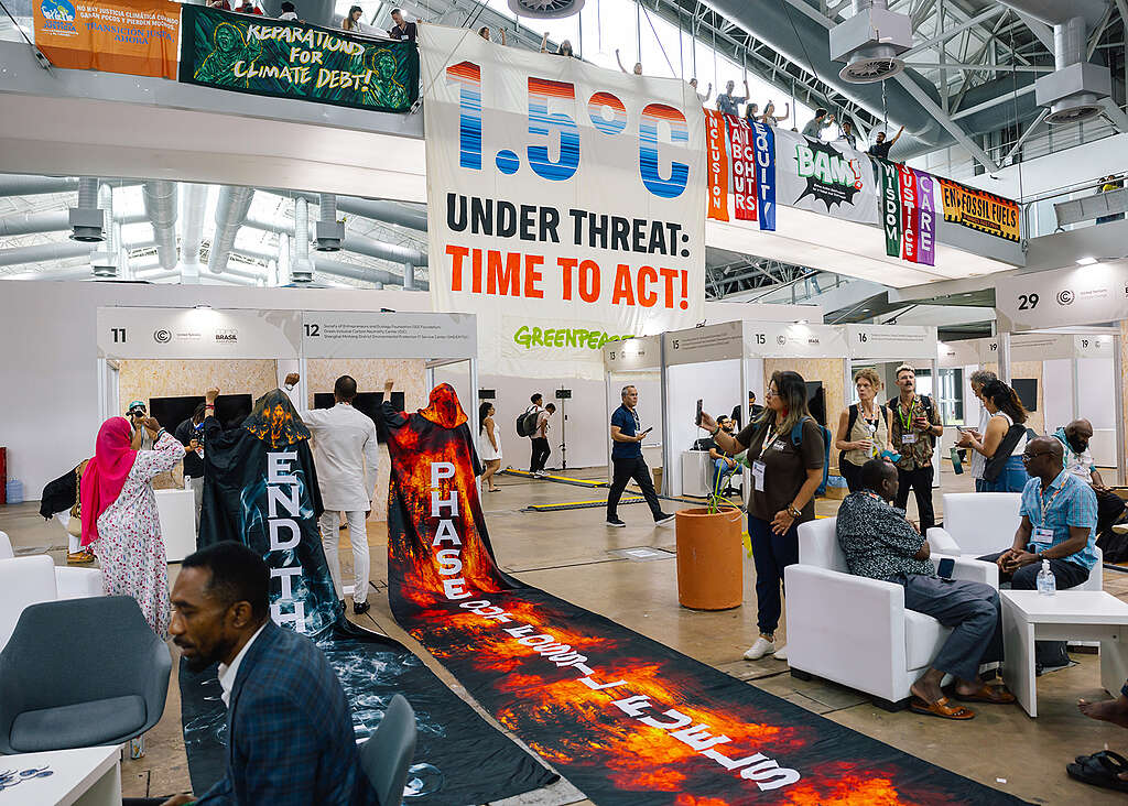 A Greenpeace más civil szervezetekkel és szövetségesekkel közösen csendes transzparens-leengedéssel hívta fel a figyelmet a helyzet súlyosságára a Kék Zónában: „1,5 veszélyben, ideje cselekedni!" A Greenpeace más civil szervezetekkel és szövetségesekkel közösen csendes transzparens-leengedéssel hívta fel a figyelmet a helyzet súlyosságára a Kék Zónában: „1,5 veszélyben, ideje cselekedni!"