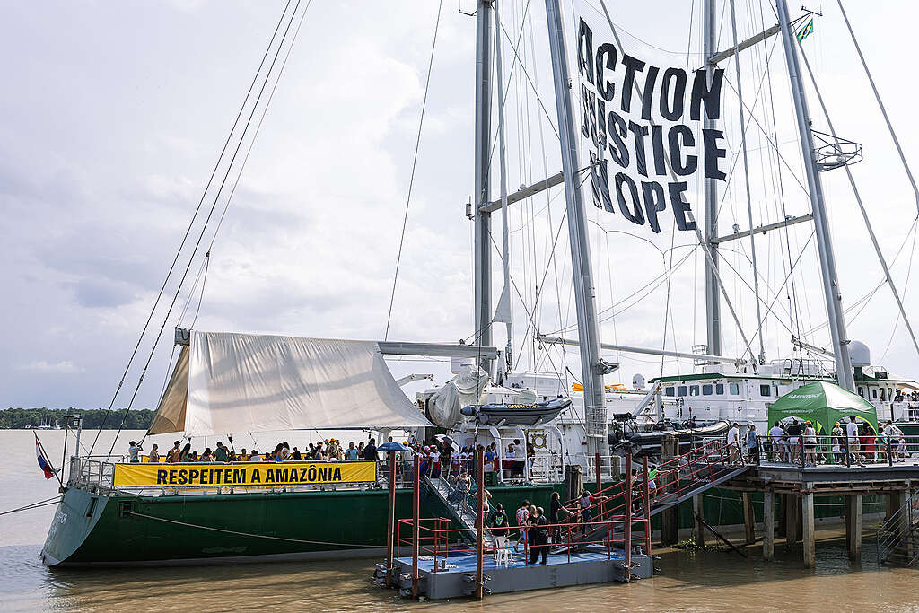 Az ikonikus Greenpeace-hajó, a Rainbow Warrior III is csatlakozott ehhez a mozgalmi hullámhoz. A hajó a COP30 két hete alatt a találkozó közelében horgonyzott. A hajó rendezvényeknek és találkozóknak adott otthont őslakos vezetőkkel, ifjúsági mozgalmakkal és klímaaktivistákkal; a belémi lakosok számára pedig megnyitotta kapuit, hogy többet tudjanak meg a Greenpeace aktivizmusáról és a „Respect the Amazon” (Tiszteld az Amazóniát) globális kampányról, amely már több mint félmillió embert mozgatott meg a világon. A COP30 második hetében a brazil kormány előrelépést jelentett be 20 őslakos terület demarkációs folyamatában: négyet ratifikáltak, tízet deklaráltak és hatnak kijelölték a határait, amelyek összességében több millió hektár védelmét jelentik. Ez az őslakos népek évek óta tartó mobilizációjának győzelme, és visszaigazolja az őslakosok COP30-as felvonulásának üzenetét: „Mi vagyunk a válasz – a területek demarkációja védi az erdőket és szembeszáll a klímaválsággal.” Az ikonikus Greenpeace-hajó, a Rainbow Warrior III is csatlakozott ehhez a mozgalmi hullámhoz. A hajó a COP30 két hete alatt a találkozó közelében horgonyzott. A hajó rendezvényeknek és találkozóknak adott otthont őslakos vezetőkkel, ifjúsági mozgalmakkal és klímaaktivistákkal; a belémi lakosok számára pedig megnyitotta kapuit, hogy többet tudjanak meg a Greenpeace aktivizmusáról és a „Respect the Amazon” (Tiszteld az Amazóniát) globális kampányról, amely már több mint félmillió embert mozgatott meg a világon. A COP30 második hetében a brazil kormány előrelépést jelentett be 20 őslakos terület demarkációs folyamatában: négyet ratifikáltak, tízet deklaráltak és hatnak kijelölték a határait, amelyek összességében több millió hektár védelmét jelentik. Ez az őslakos népek évek óta tartó mobilizációjának győzelme, és visszaigazolja az őslakosok COP30-as felvonulásának üzenetét: „Mi vagyunk a válasz – a területek demarkációja védi az erdőket és szembeszáll a klímaválsággal.”