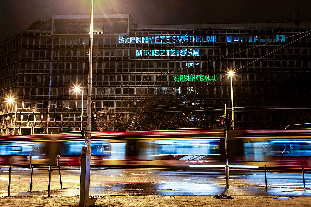 Az Energiaügyi Minisztériumnál tiltakozott a Greenpeace: a civilek szerint törvénytelenül működik a gödi Samsung gyár