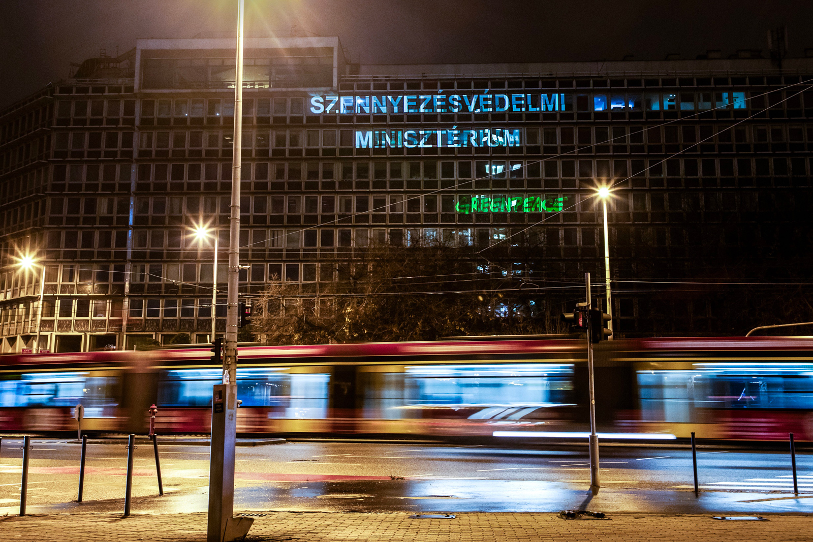 Az Energiaügyi Minisztériumnál tiltakozott a Greenpeace: a civilek szerint törvénytelenül működik a gödi Samsung gyár