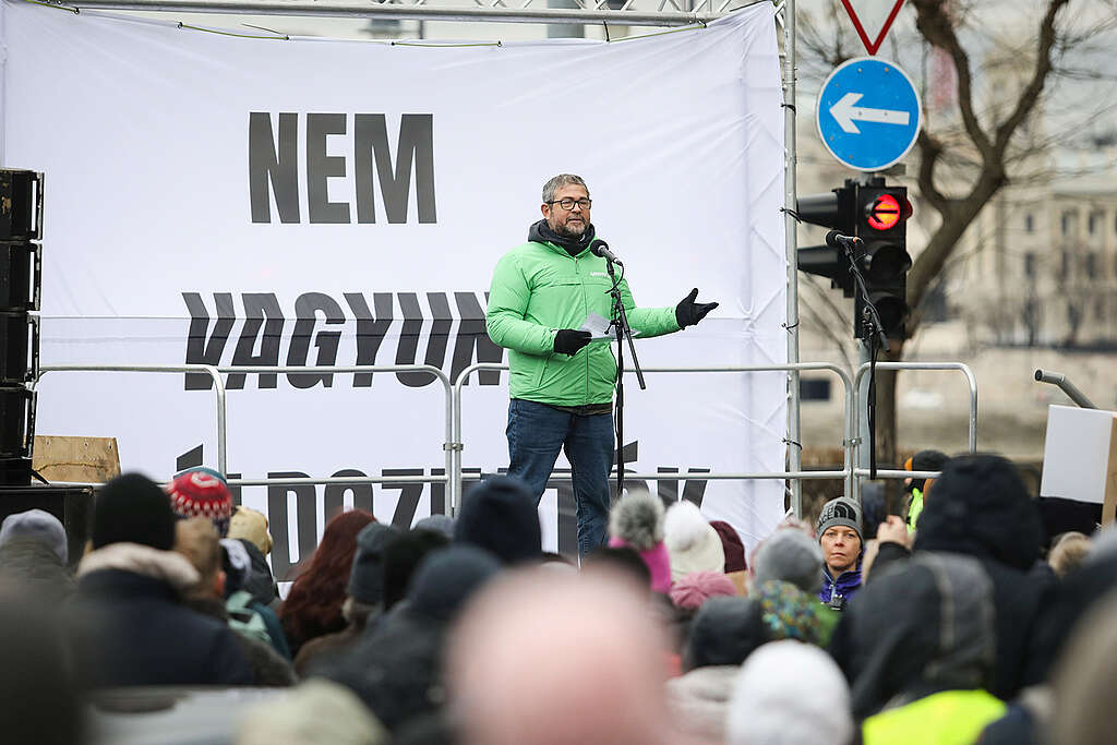 Nem vagyunk feláldozhatók - az akkumulátorszennyezés megállításáért tüntettek civilek a Külügyminisztériumnál