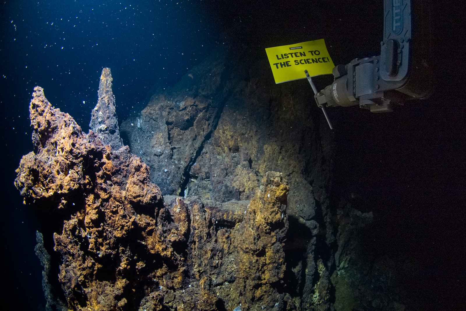 A Greenpeace (egy víz alatti robot segítségével helyezett el egy „Listen To The Science” („Hallgassatok a tudományra”) feliratú transzparenst 2300 méteres mélységben. Az akció közvetlen üzenetet küldött a világ vezetőinek a tengerfelszín alól, az eddigi legmélyebben fekvő helyszínen végrehajtott tiltakozás keretében. A Greenpeace (egy víz alatti robot segítségével helyezett el egy „Listen To The Science” („Hallgassatok a tudományra”) feliratú transzparenst 2300 méteres mélységben. Az akció közvetlen üzenetet küldött a világ vezetőinek a tengerfelszín alól, az eddigi legmélyebben fekvő helyszínen végrehajtott tiltakozás keretében.