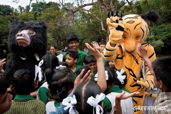 School children with Bhaloo and Sheroo in Cubbon park