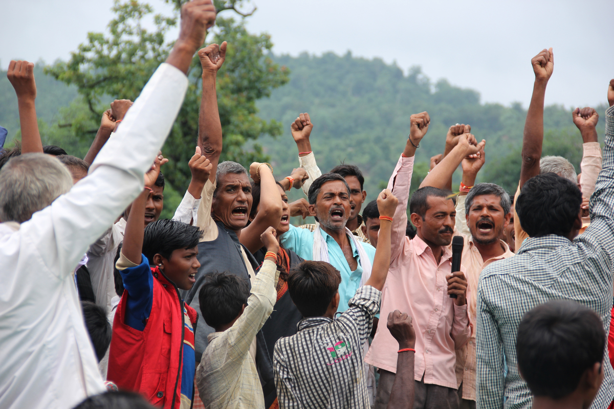 Pledges to Save Mahan Forest at Raksha Bandhan Festival in India. © Avik Roy