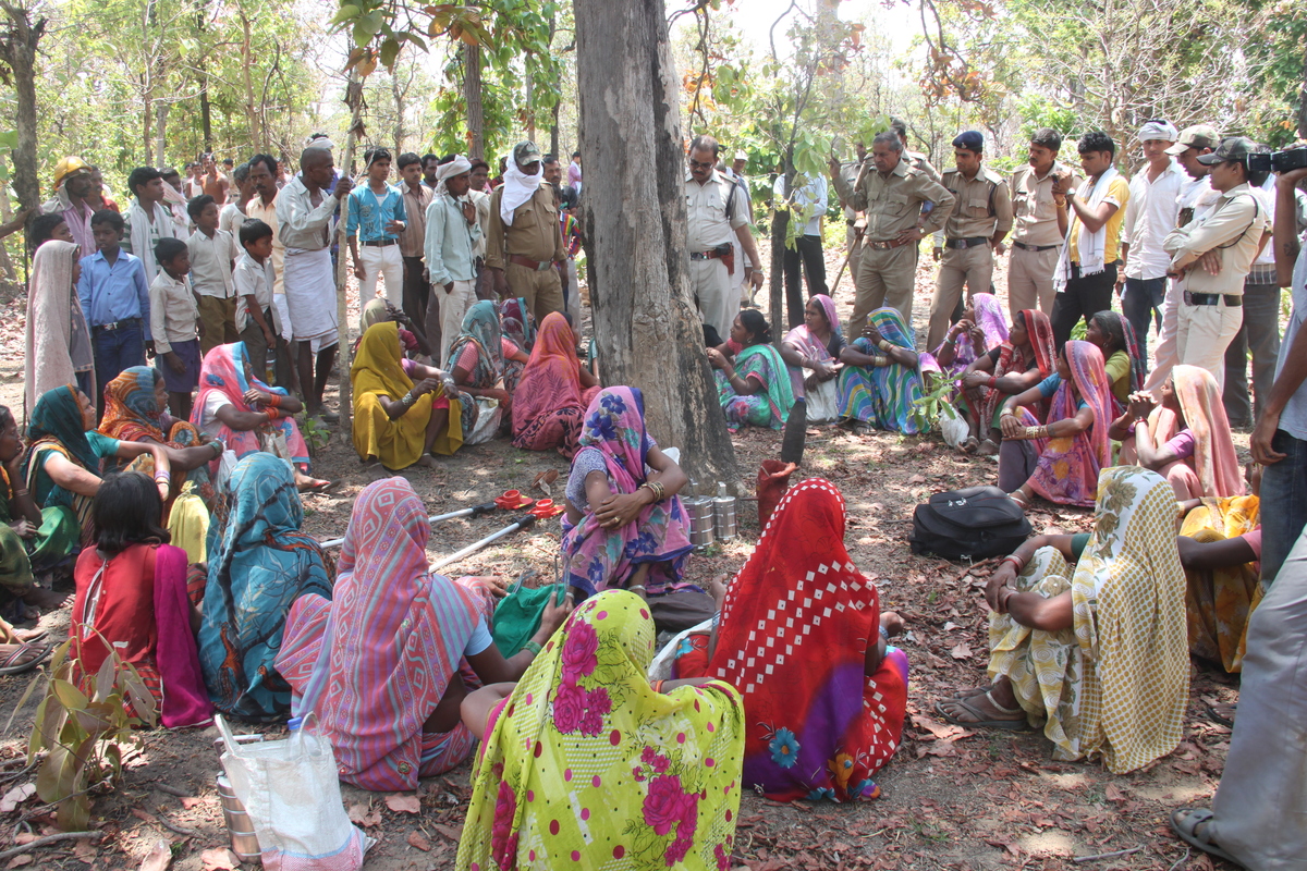 Villagers from Mahan Oppose Forest Marking. © Vinit Gupta