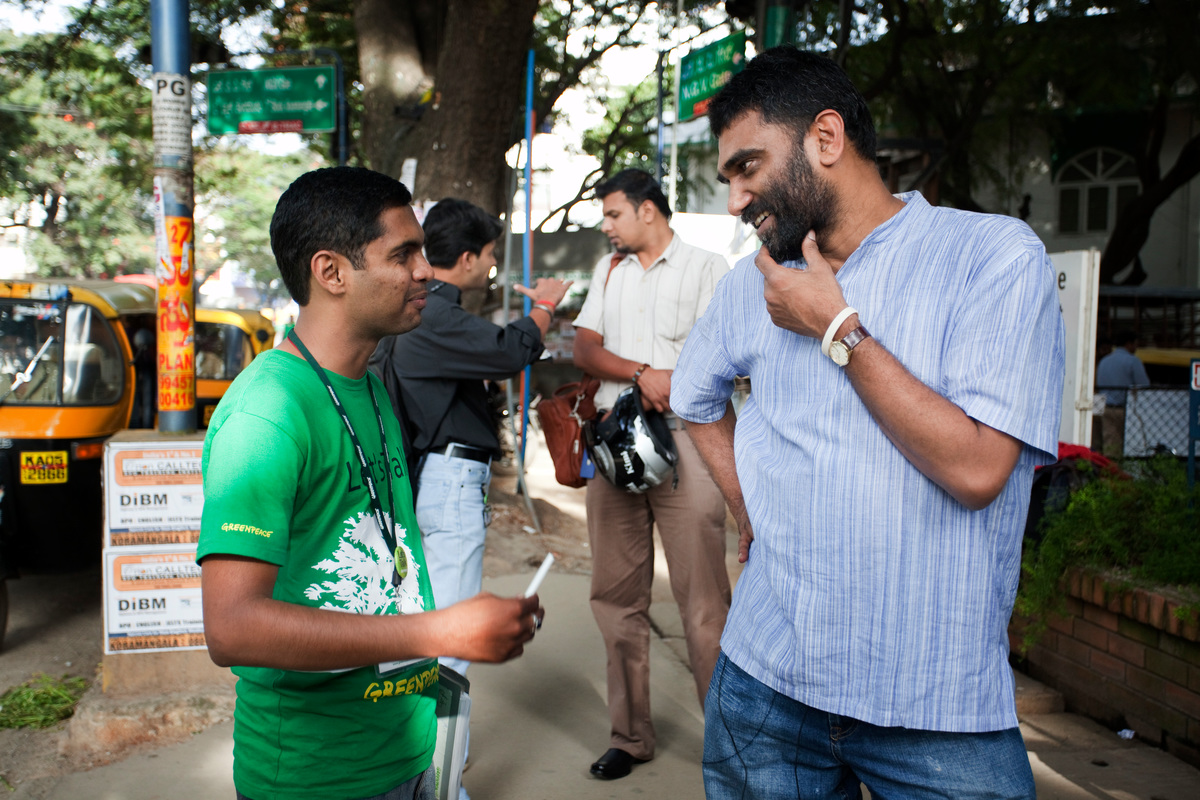 Kumi Naidoo Visits Greenpeace Bangalore Office. © Jyoti Karat