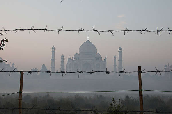 Pollution around the Taj Mahal in India. © Vinit Gupta