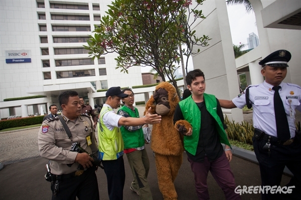 AKtivis Greenpeace melakukan aksi untuk mendesak HSBC berhenti mendanai deforestasi