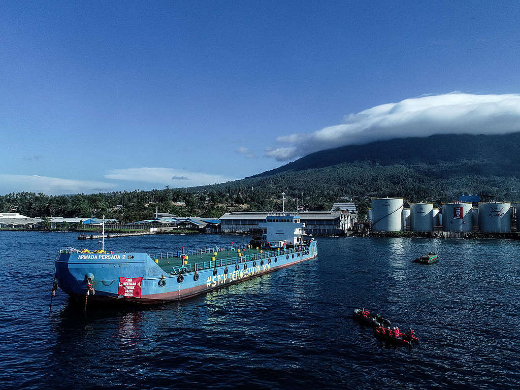 Direct Action at Wilmar Refinery in North Sulawesi. © Nugroho Adi Putera