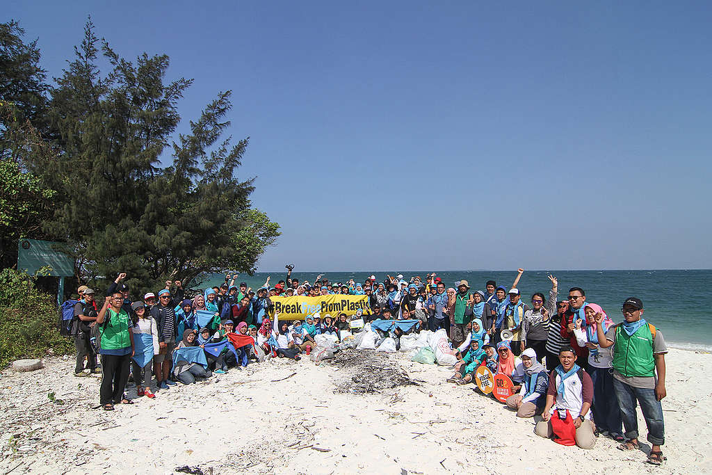 International Coastal Cleanup at Bokor Island Jakarta. © Dhemas Reviyanto / Greenpeace