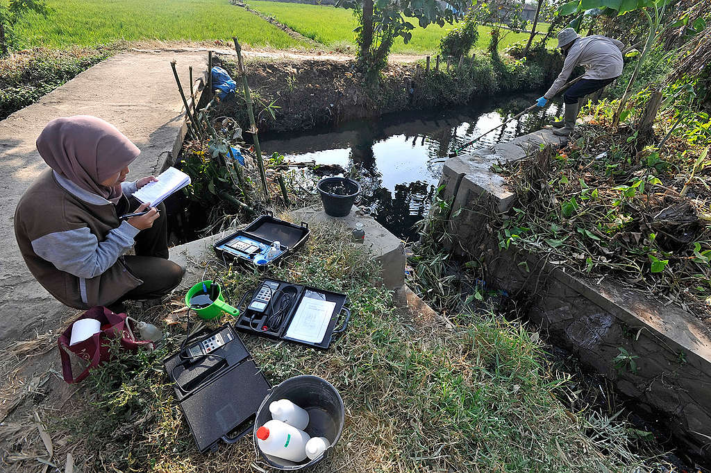 Water Sampling in Citarum Tributary. © Yudhi Mahatma