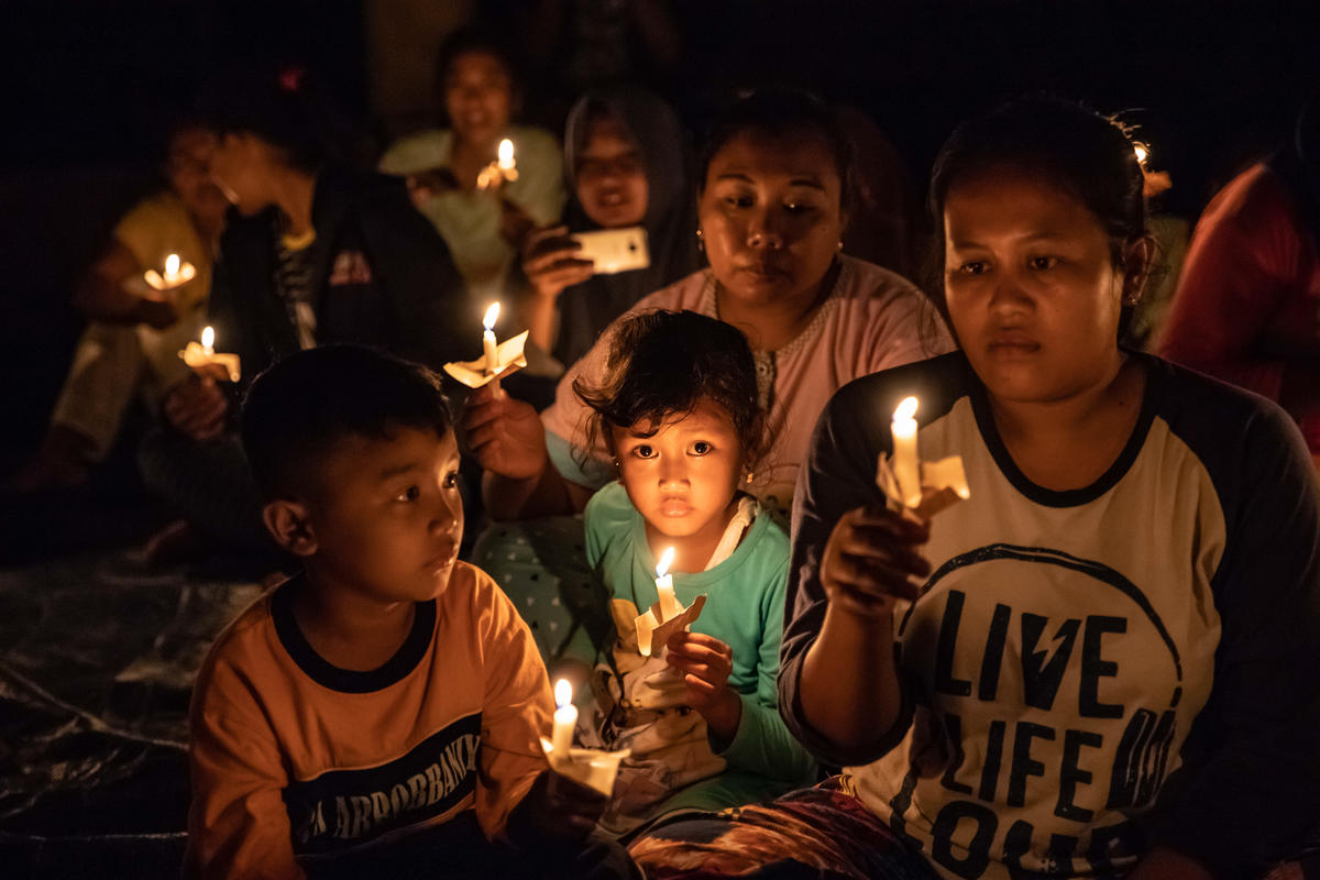 Candlelight Vigil at Movie Screening in Batang, Central Java. © Aji Styawan / Greenpeace