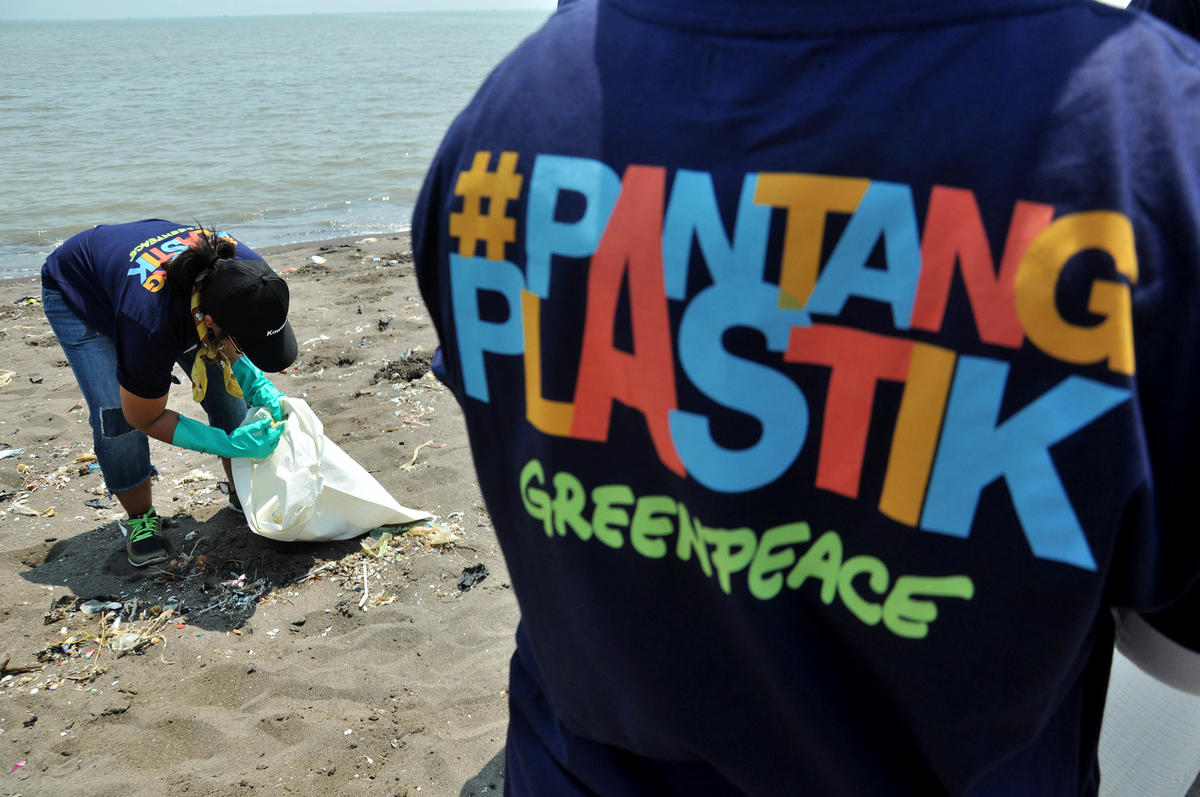 Beach Clean Up Activity and Brand Audit in Tangerang. © Rakhmawaty La'lang / Greenpeace