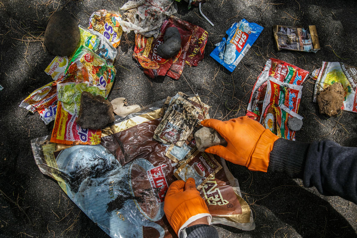 Beach Clean Up Activity in Yogyakarta. © Boy T Harjanto / Greenpeace