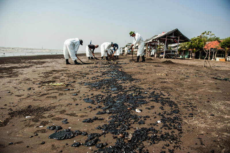 Oil Spill in Karawang, West Java. © Rezza Estily / Greenpeace