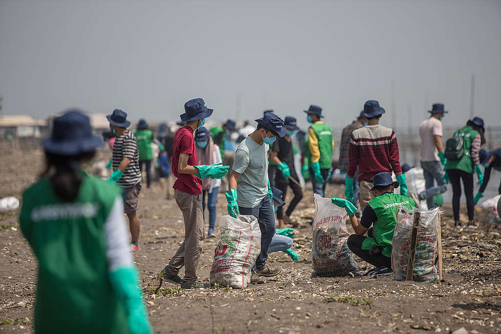 Brand Audit in Tangerang, Banten. © Herka Yanis Pangaribowo / Greenpeace