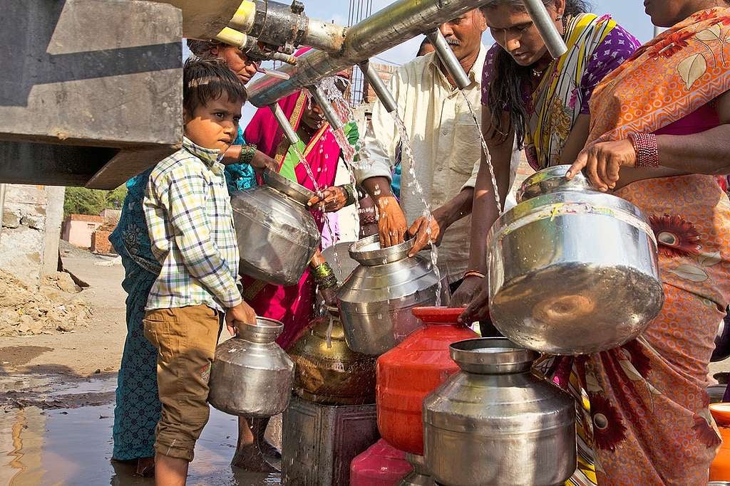 Villagers Collect Water in Beed District. © Subrata Biswas / Greenpeace Villagers Collect Water in Beed District. © Subrata Biswas / Greenpeace