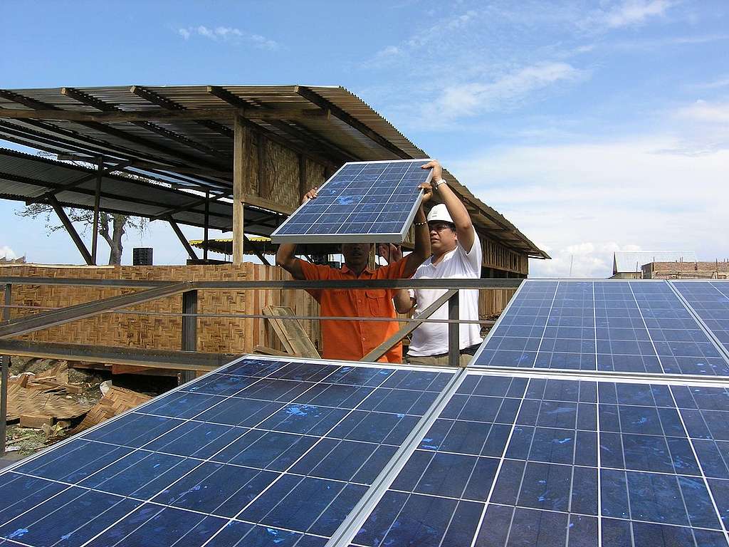 Implementing Solar Power Indonesia. © Greenpeace / Hotli Simanjuntak