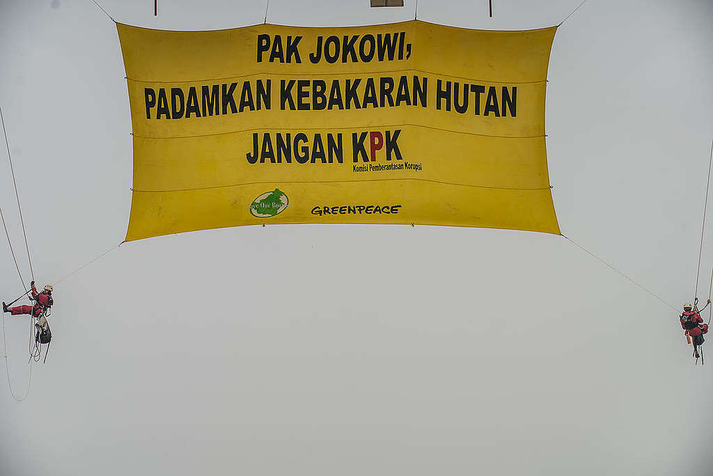 Banner at Kahayan Bridge in Central Kalimantan. © Jurnasyanto Sukarno / Greenpeace