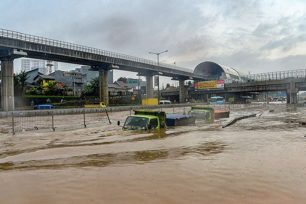 Floods in Bekasi, West Java. © Edwin Dwi Putranto / Greenpeace