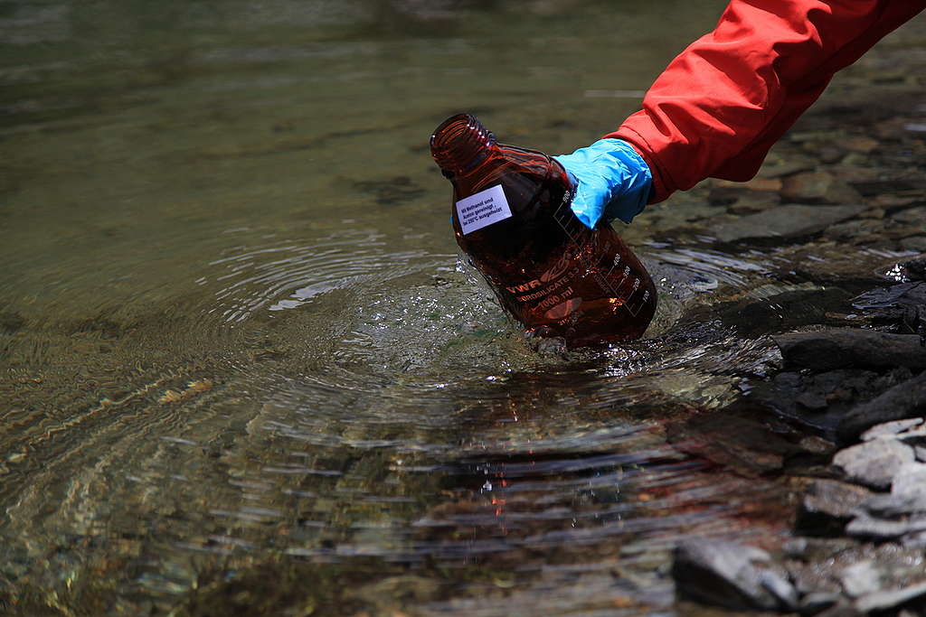 Expedition to Haba Snow Mountain in China to Detox the Great Outdoors. © Xia De Rui / Greenpeace