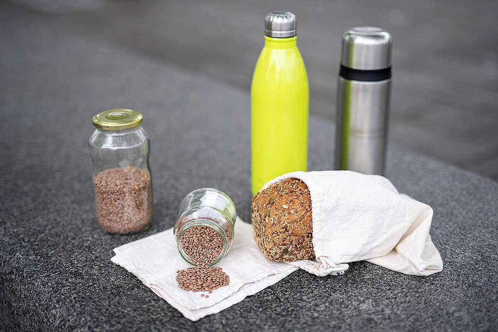 ReUse Revolution Day in Augsburg. © Matthias Balk / Greenpeace Contoh kemasan alternatif yang dapat digunakan kembali seperti tas kain, gelas atau kaleng yang dapat digunakan untuk membeli roti dan bahan makanan kering . © Matthias Balk / Greenpeace