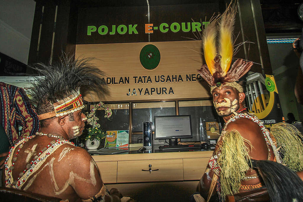 Awyu Tribe File Lawsuit in Jayapura Papua. © Gusti Tanati / Greenpeace