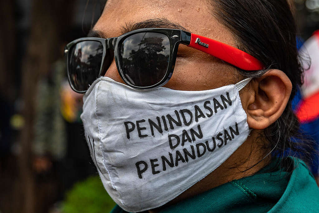 Students Protest against Omnibus Law in Semarang. © Aji Styawan / Greenpeace Students Protest against Omnibus Law in Semarang. © Aji Styawan / Greenpeace