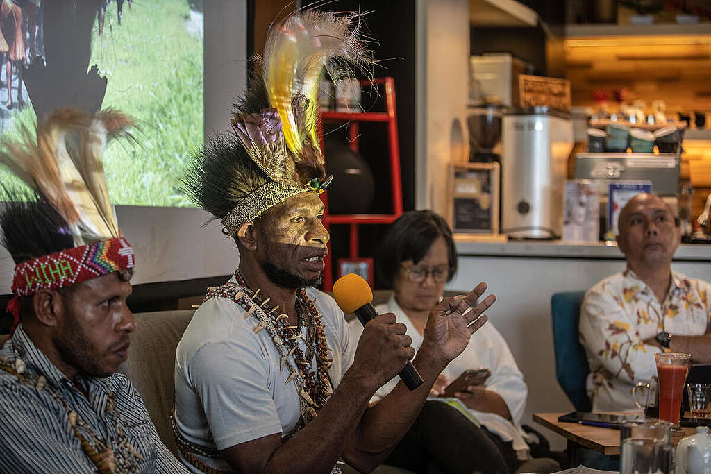 Discussion With Awyu Tribe. © Jurnasyanto Sukarno / Greenpeace