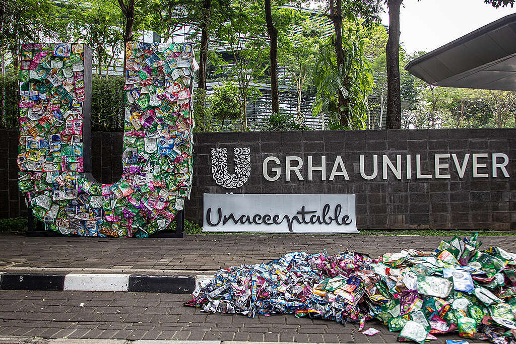 Protest at Unilever's General Shareholders Meeting in Indonesia. © Dhemas Reviyanto / Greenpeace