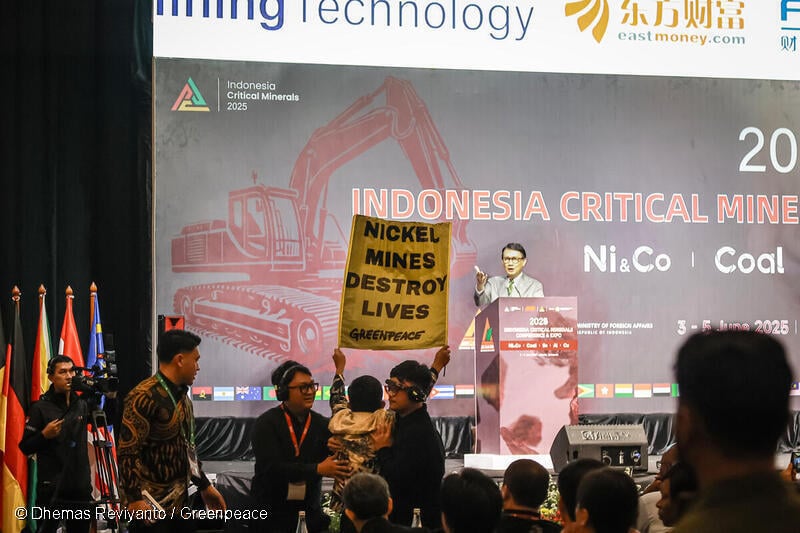 Aktivis Greenpeace Indonesia membentangkan banner bertuliskan "Nickel Mines Destroy Lives" (Tambang Nikel Menghancurkan Kehidupan) saat Wakil Menteri Luar Negeri Arief Havas Oegroseno memberikan sambutan di acara Indonesia Indonesia Critical Minerals Conference 2025 hari ini di Jakarta. Aktivis Greenpeace Indonesia membentangkan banner bertuliskan "Nickel Mines Destroy Lives" (Tambang Nikel Menghancurkan Kehidupan) saat Wakil Menteri Luar Negeri Arief Havas Oegroseno memberikan sambutan di acara Indonesia Indonesia Critical Minerals Conference 2025 hari ini di Jakarta.
