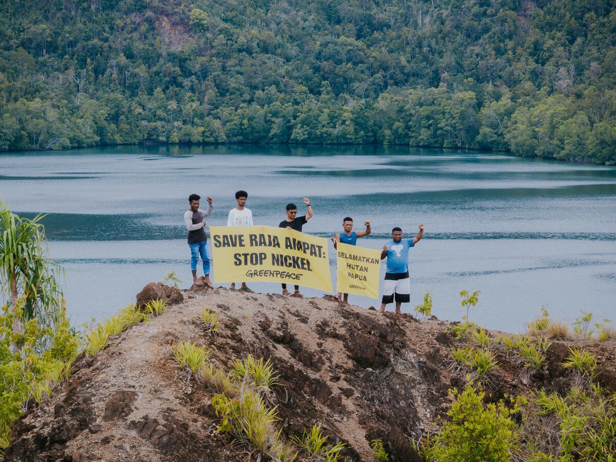 Photo Opp in Manyaifun Village and Batang Pele Island. © Alif R Nouddy Korua / Greenpeace