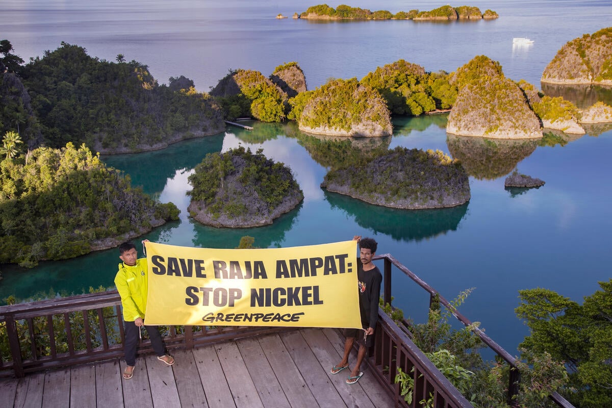 Photo Opp in Piaynemo, Raja Ampat Regency. © Nita / Greenpeace Photo Opp in Piaynemo, Raja Ampat Regency. © Nita / Greenpeace