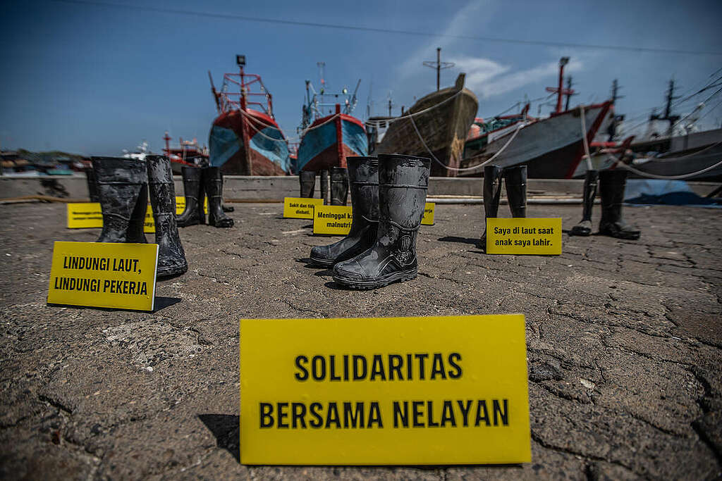 Photo Op "Boots to Boost Justice" in Jakarta. © Jurnasyanto Sukarno / Greenpeace