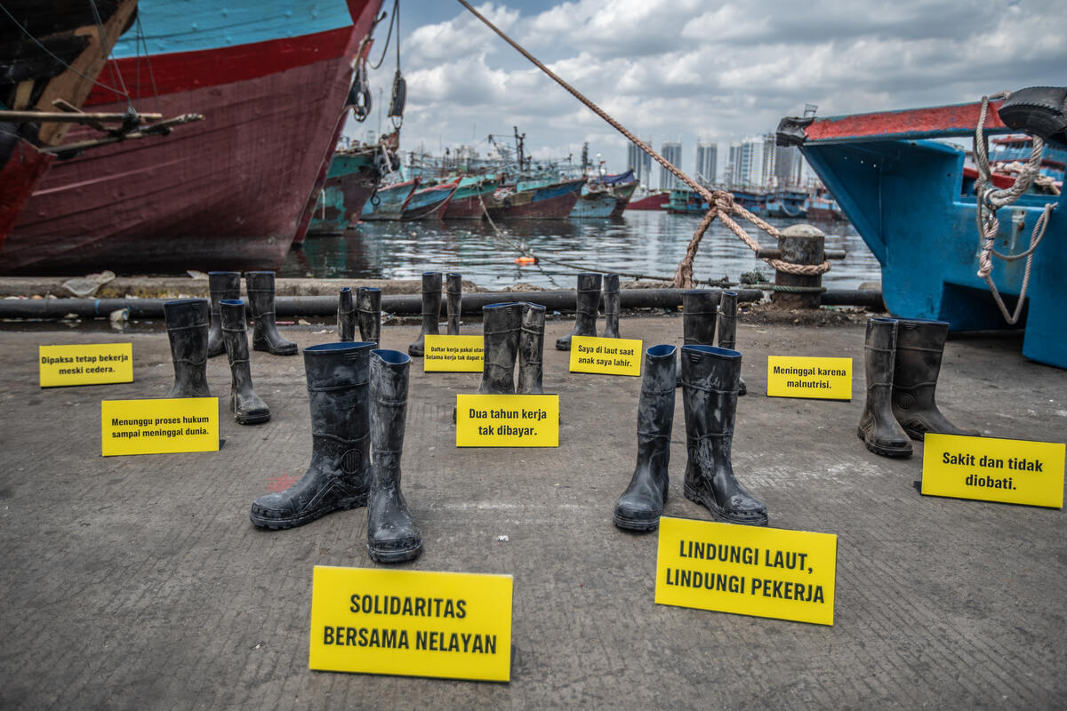 Photo Op "Boots to Boost Justice" in Jakarta. © Jurnasyanto Sukarno / Greenpeace Photo Op "Boots to Boost Justice" in Jakarta. © Jurnasyanto Sukarno / Greenpeace